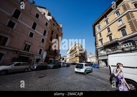 Rom, Italien - 27. Juli 2022: Сrossroads-Straßen im Zentrum von Rom, Italien. Stockfoto