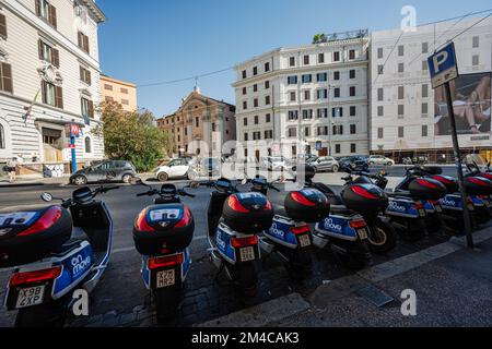 Rom, Italien - 27. Juli 2022: Mieten Sie einen Motorroller auf Movo in Rom, Italien. Stockfoto