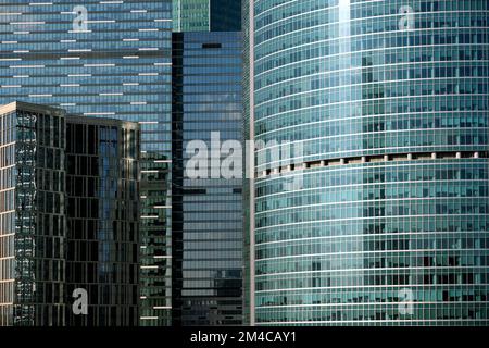 Dicht stehende Gebäude des Geschäftsviertels im Moskauer City International Business Centre Wolkenkratzer Blick aus nächster Nähe Stockfoto