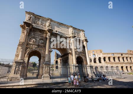 Rom, Italien - 27. Juli 2022: Konstantinsbogen, Sommerurlaub, Rom, Italien. Stockfoto