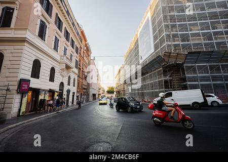 Rom, Italien - 27. Juli 2022: Straße im Zentrum von Rom, Italien. Stockfoto
