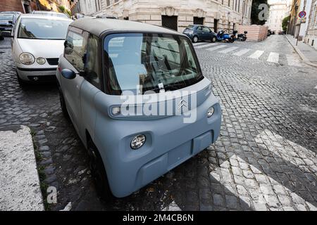 Rom, Italien - 27. Juli 2022: Französischer kleiner Citroen Ami elektrischer Zweisitzer-Kleinstadtwagen in Rom, Italien. Stockfoto