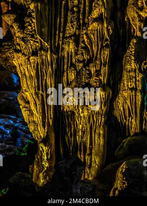 Ein wunderschöner Blick auf Stalaktiten, mineralische Formationen, die von der Decke einer Höhle hängen und von Licht beleuchtet werden Stockfoto