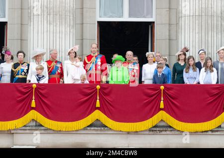 Erweiterte königliche Familie auf dem Balkon des Buckingham Palace nach Trooping the Colour & Flypast 2016. Die Königin mit kleinen Verwandten Stockfoto