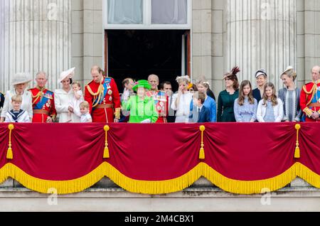 Erweiterte königliche Familie auf dem Balkon des Buckingham Palace nach Trooping the Colour & Flypast 2016. Catherine und Prinz William mit Kindern. Königin Stockfoto