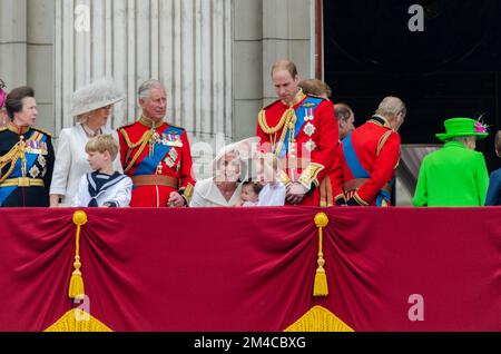 Catherine, Herzogin von Cambridge, mit Prinz George und Prinzessin Charlotte auf dem Balkon des Buckingham Palace nach Trooping the Colour & Flowast 2016. Stockfoto