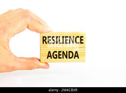 Symbol für Resilienz-Agenda. Konzeptwort „Resilience Agenda“ auf Holzblöcken getippt. Wunderschöner weißer Tischhintergrund. Geschäftsmannshand. Geschäft an Stockfoto