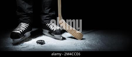 Eishockey. Nahaufnahme der Spielerskates mit Stock und Puck. Banner mit Kopierbereich Stockfoto