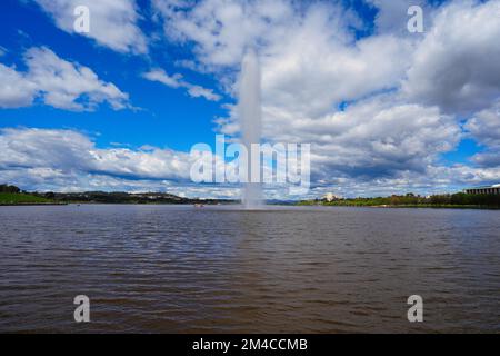 Der wolkige Himmel über dem Captain Cook Memorial Water Jet, Canberra Australien Stockfoto