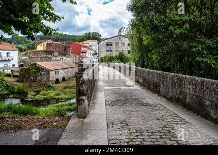 Brücke über den Fluss Traba, bevor er in die Ria in Noia, La Coruna, Galizien, Spanien in Europa mündet. Ponte de Traba Stockfoto