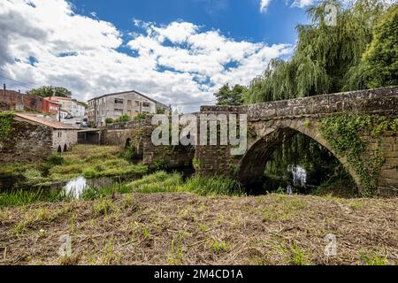 Brücke über den Fluss Traba, bevor er in die Ria in Noia, La Coruna, Galizien, Spanien in Europa mündet. Ponte de Traba Stockfoto