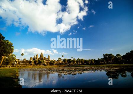 Angkor Wat, im Lotos-See gespiegelt Stockfoto