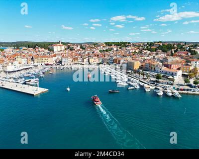 Rovinj Kroatien Sommertag Blauer Himmel Drohne aus der Vogelperspektive Stockfoto