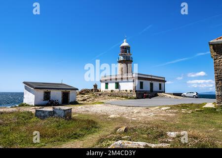 Leuchtturm Corrubedo im Atlantischen Ozean, Galizien, Spanien. Leuchtturm auf einem Felsen für eine sichere Navigation. Stockfoto