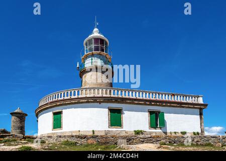 Leuchtturm Corrubedo im Atlantischen Ozean, Galizien, Spanien. Leuchtturm auf einem Felsen für eine sichere Navigation. Stockfoto