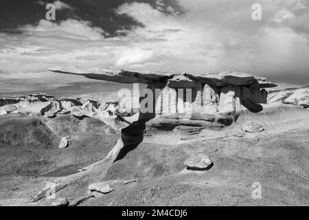 Foto des King of Wings, einer bizarren, erodierten Felsformation in der Nähe von Nageezi, New Mexico, USA. Stockfoto