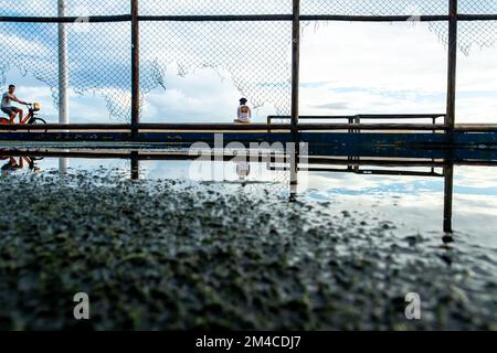 Salvador, Bahia, Brasilien - 05. Dezember 2021: Am Rande des Rio Vermelho Strands in der Stadt Salvador, Bahia, am späten Nachmittag. Stockfoto