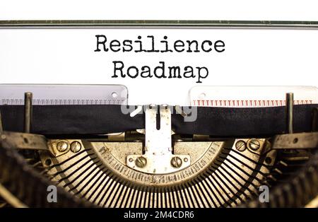 Roadmap-Symbol für Resilienz. Konzeptbegriff Resilience Roadmap, getippt auf Retro alte Schreibmaschine. Wunderschöner weißer Hintergrund. Roadmap für Unternehmen und Resilienz Stockfoto