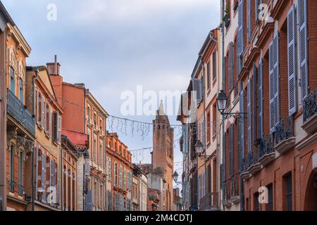 Malerische urbane Landschaft mit bunten alten Backsteingebäuden in der Rue du Taur in der berühmten rosa Stadt Toulouse, Frankreich Stockfoto