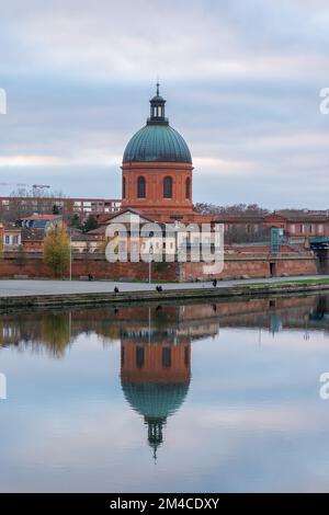 Malerischer vertikaler Landschaftsblick auf die Kuppel der Kapelle St. Joseph de la Grave mit Reflexion auf dem Fluss Garonne, Toulouse, Frankreich Stockfoto