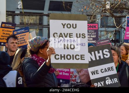 London, Großbritannien. 20.. Dezember 2022 Krankenschwestern und Mitglieder des Royal College of Nursing veranstalteten am zweiten Tag des ersten britischen Krankenpflegestreiks in der Geschichte des NHS eine Demonstration vor dem St. Thomas' Hospital. Tausende von Krankenschwestern streiken im ganzen Land wegen des Gehalts. Stockfoto