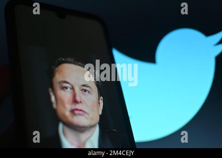 20. Dezember 2022, Cours la Ville, Auvergne Rhone Alpes, Frankreich: Elon Musk, Der CEO von Twitter ist mit dem Logo des sozialen Netzwerks zu sehen. Cours-la-Ville, 20. Dezember 2022. (Kreditbild: © Adrien Fillon/ZUMA Press Wire) Stockfoto