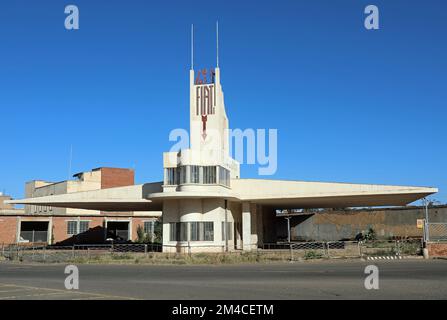 Das berühmte Art déco-Gebäude Fiat Tagliero in Form eines Flugzeugs in Asmara Stockfoto