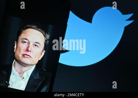 20. Dezember 2022, Cours la Ville, Auvergne Rhone Alpes, Frankreich: Elon Musk, Der CEO von Twitter ist mit dem Logo des sozialen Netzwerks zu sehen. Cours-la-Ville, 20. Dezember 2022. (Kreditbild: © Adrien Fillon/ZUMA Press Wire) Stockfoto