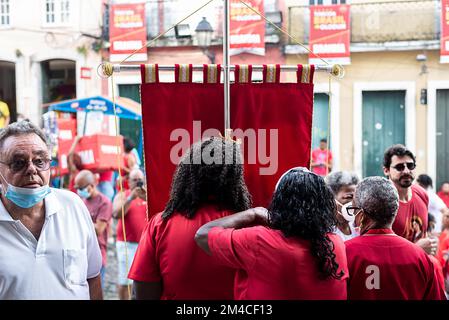 Salvador, Bahia, Brasilien - 04. Dezember 2022: Anhänger von Santa Barbara, die während der Messe im Largo do Pelourinho in der Stadt Salvador rot gekleidet waren. Stockfoto