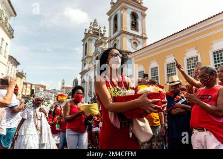 Salvador, Bahia, Brasilien - 04. Dezember 2022: Göttliche Katholiken von Santa Barbara bringen Geschenke an die heiligen. Pelourinho, Salvador, Bahia. Stockfoto