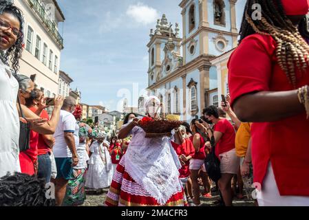 Salvador, Bahia, Brasilien - 04. Dezember 2022: Göttliche Katholiken von Santa Barbara bringen Geschenke an die heiligen. Pelourinho, Salvador, Bahia. Stockfoto