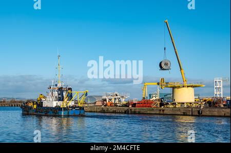 Forth Sentinel-Versorgungsschiff, das den Hafen von Leith mit einem Seilzug zum Anheben von Kranen am Hafen in Edinburgh, Schottland, Großbritannien, aushändigt Stockfoto