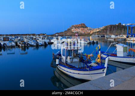 Traditionelle Fischerboote aus Holz, die in der Nähe der Burg Doria und der Kathedrale von Castelsardo (Provinz Sassari) auf der Insel Sardinien, Italien, festgemacht sind Stockfoto