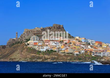 Ein Panoramablick über das mittelalterliche Schloss, die Kathedrale und die bunten Häuser von Castelsardo (Provinz Sassari) auf der Insel Sardinien, Italien Stockfoto