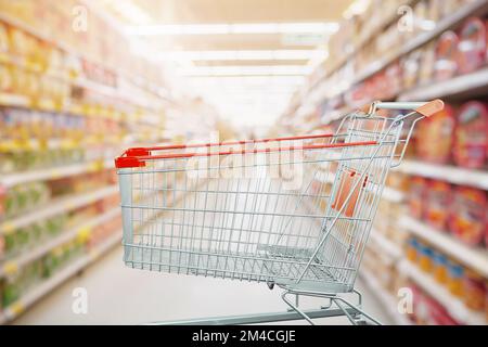Supermarkt Gang mit leerem Einkaufswagen im Supermarkt Einzelhandelskonzept Stockfoto