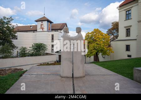 Statue der Heiligen Cyril und Methodius, geschaffen von Vladimir Matousek im Jahr 2013 - Brünn, Tschechische Republik Stockfoto