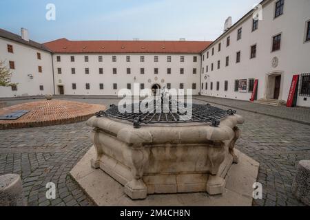 Schloss Spilberk Innenhof und Schlossbrunnen - Brünn, Tschechische Republik Stockfoto