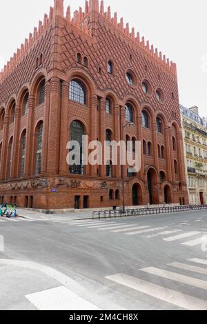 Fassade des Institute of Art and Archeology, entworfen vom Architekten Paul Bigot, 6. Arrondissement, Paris, Frankreich. Stockfoto