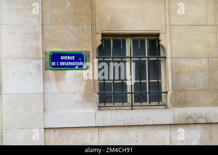 Straßenschild und versperrtes Fenster an der Gebäudewand, Avenue de l'Observatoire, Paris, Frankreich. Stockfoto