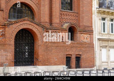 Fassade des Institute of Art and Archeology, entworfen vom Architekten Paul Bigot, 6. Arrondissement, Paris, Frankreich. Stockfoto