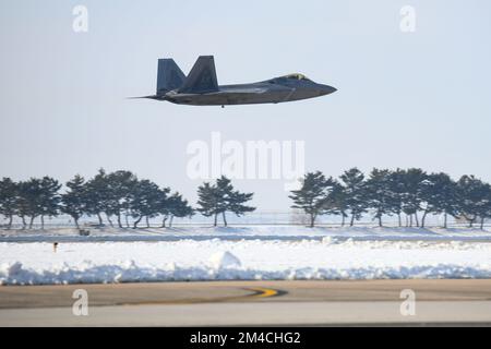 Seoul, Südkorea. 20.. Dezember 2022. (In diesem Handout Foto des südkoreanischen Verteidigungsministeriums), Ein US-Amerikanisches Der F-22-Kampfflugjet bereitet sich auf die Landung während der gemeinsamen Flugübungen mit Südkorea am 20. Dezember 2022 in Gunsan, Südkorea, vor. (Handout Photo Korean Defense Ministry via Credit: SIPA USA/Alamy Live News Stockfoto