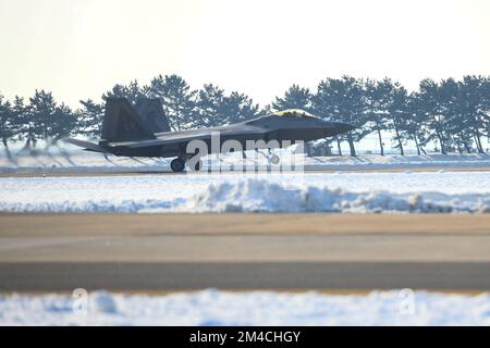 Seoul, Südkorea. 20.. Dezember 2022. (In diesem Handout Foto des südkoreanischen Verteidigungsministeriums), Ein US-Amerikanisches F-22-Kampfflugzeuge landen während der gemeinsamen Flugübungen mit Südkorea in Gunsan, Südkorea am 20. Dezember 2022. (Handout Photo Korean Defense Ministry via Credit: SIPA USA/Alamy Live News Stockfoto