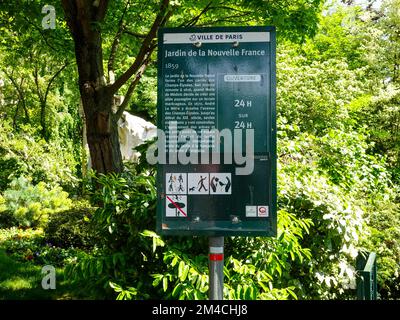 Parkschilder für den Jardin de la Nouvelle France, früher bekannt als Jardin de la Vallée Suisse, ist ein hübscher kleiner Park mitten in Paris, Fr. Stockfoto