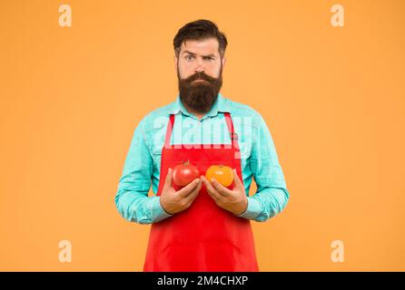 Lass uns Ketchup kochen. Bärtiger Koch mit Tomaten. Gesundes Essen Kochen. Bio-Nahrungsmittel-Diät. Gesundheitliche Vorteile von Tomaten. Nahrungsquelle der Vitamine Stockfoto