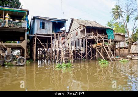 In den schwimmenden Dörfern entlang des Flusses Tonle SAP leben hauptsächlich vietnamesische Menschen Stockfoto