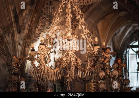 Knochenleuchter im Sedlec Ossarium Interior - Kutna Hora, Tschechische Republik Stockfoto