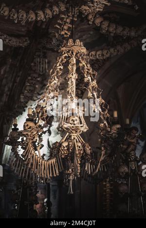 Knochenleuchter im Sedlec Ossarium Interior - Kutna Hora, Tschechische Republik Stockfoto