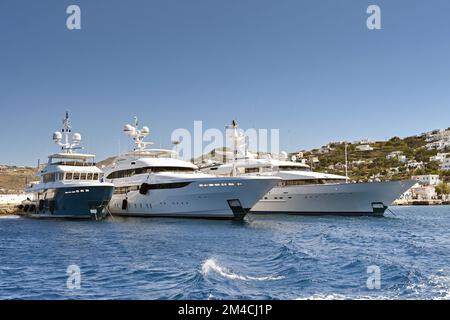 Mykonos, Griechenland - Juni 2022: Luxusyachten liegen im Hafen der Stadt vor Stockfoto