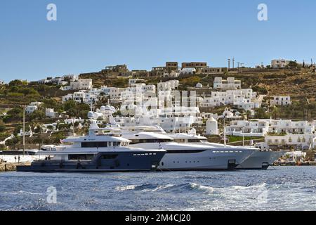 Mykonos, Griechenland - Juni 2022: Luxusyachten liegen im Hafen der Stadt vor Stockfoto