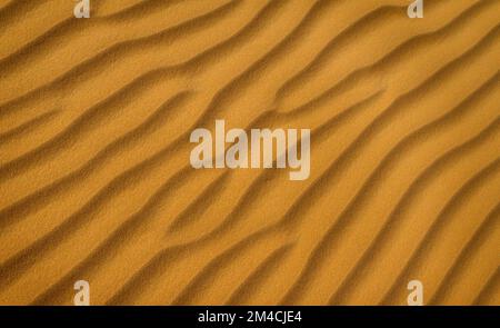 Weicher, geriffelter Hintergrund mit Sandmuster Stockfoto